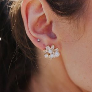 Untamed Petals - Emalie Stud in yellow gold